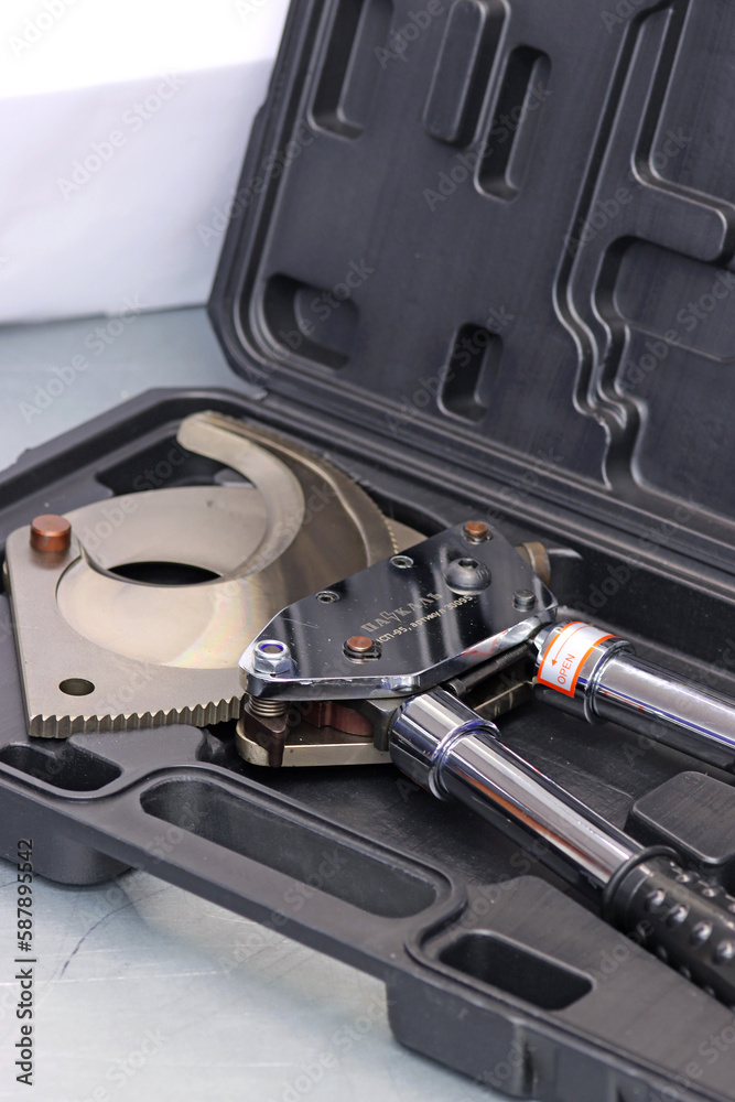 Hydraulic shears for cutting copper and aluminum wires of large cross