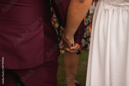 Recién casados agarrados de la mano
