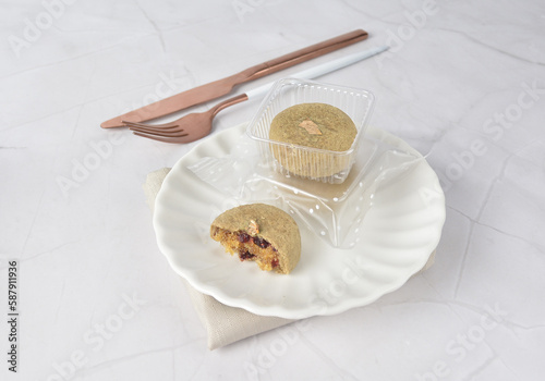 mini bake luxury tart in Japanese matcha hojicha green tea crisp with cranberry pineapple jam paste inside shining rose gold bronze iron box packaging on white marble pastry dessert halal party menu