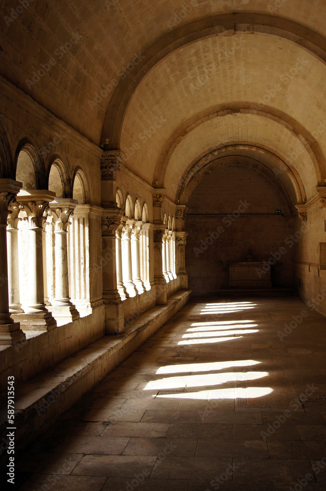 Intérieur du cloître de l'abbaye de Montmajour