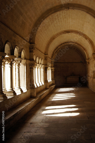Int  rieur du clo  tre de l abbaye de Montmajour
