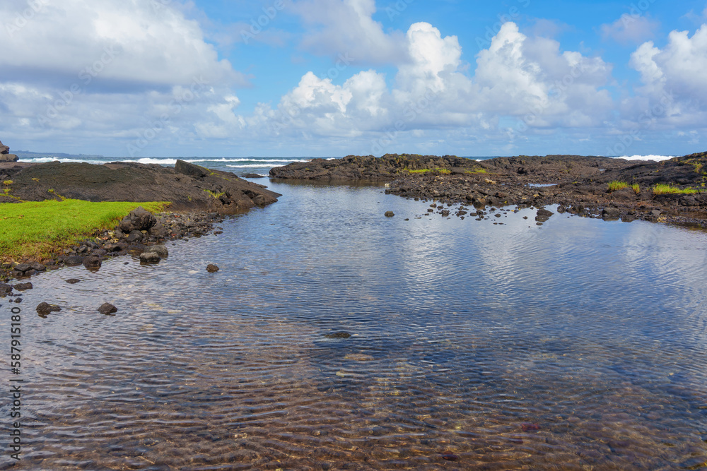 Obraz premium Tranquil Hawaii Seascape with Rocky Shoreline