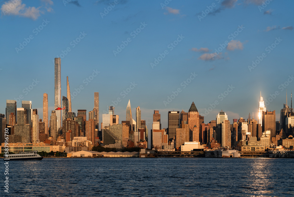 Obraz premium New York Manhattan skyline at sunset, business skyscrapers and golden hour