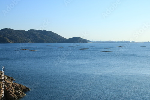 兵庫県たつの市御津町室津から見た牡蠣筏並ぶ播磨灘の朝の風景