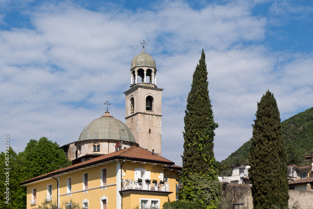 Kloster und Zypressen in Italien