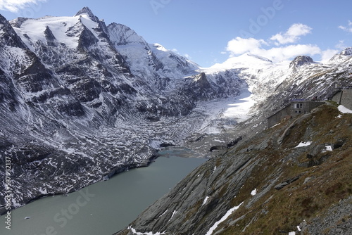 Blick zum Großglockner mit der Pasterze im Herbst bei Neuschnee und Sonnenschein	
 photo