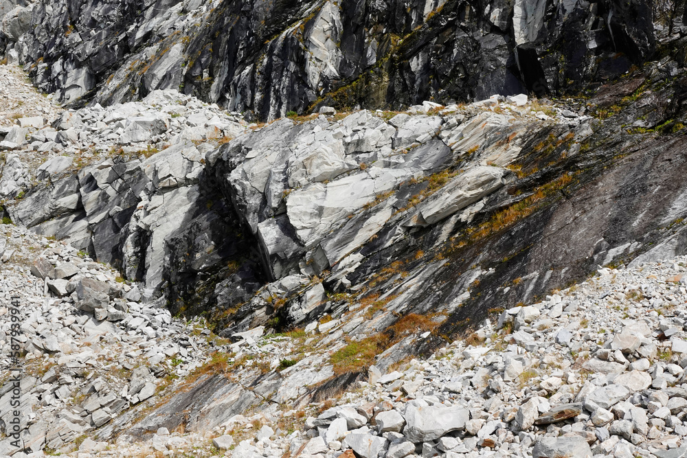 Kalkstein am Speicher Kölnbrein in den Hohen Tauern im Herbst Kalkstein am Speicher Kölnbrein in den Hohen Tauern im Herbst