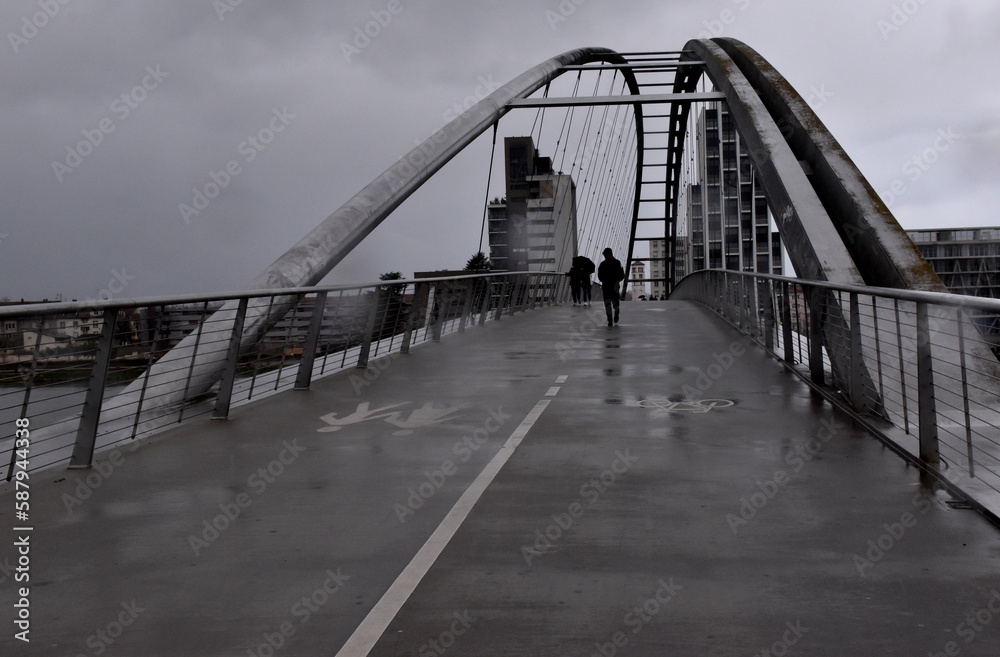 Dreiländerbrücke in Weil am Rhein bei Regen
