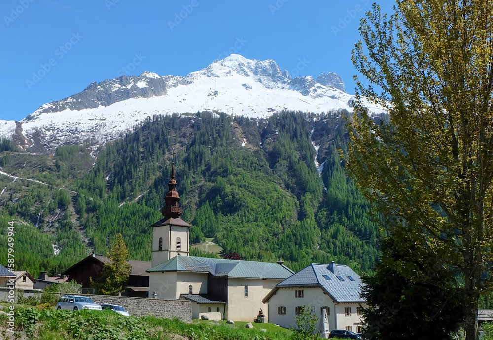 Alpen am Mont Blanc in Frankreich und der schönen Schweiz mit Kirche