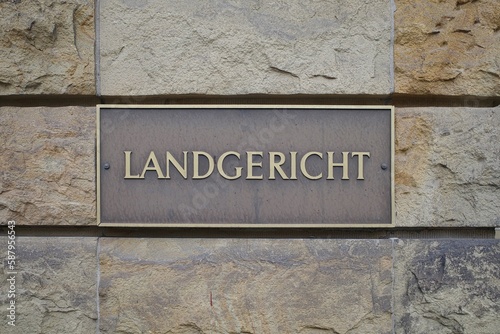 Schild Landgericht an einem Gebäude photo