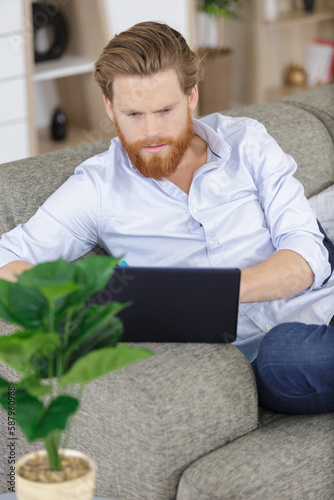 Fotografija man turning on air-conditioner with his laptop