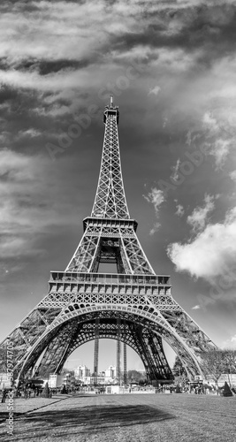 Fototapeta Naklejka Na Ścianę i Meble -  Sunset in Paris. La Tour Eiffel at dusk