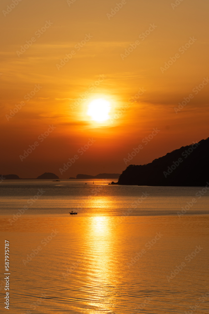 瀬戸内海の穏やかな海の夕陽