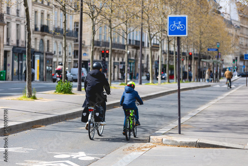 Balade à vélo avec une mère et son fils en ville.  © Gautierbzh