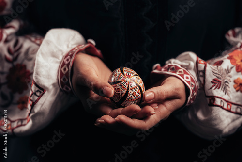 Fotografie Ukrainian woman hand painted Easter egg