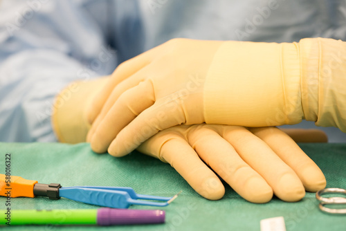 wartende Assistentin während der Operation