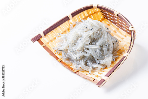 ざるに盛った生しらす