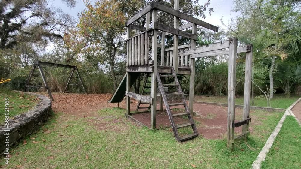 Patio de juegos para niños abandonado
