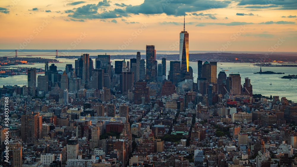 Fototapeta premium A dusk over the lower Manhattan.