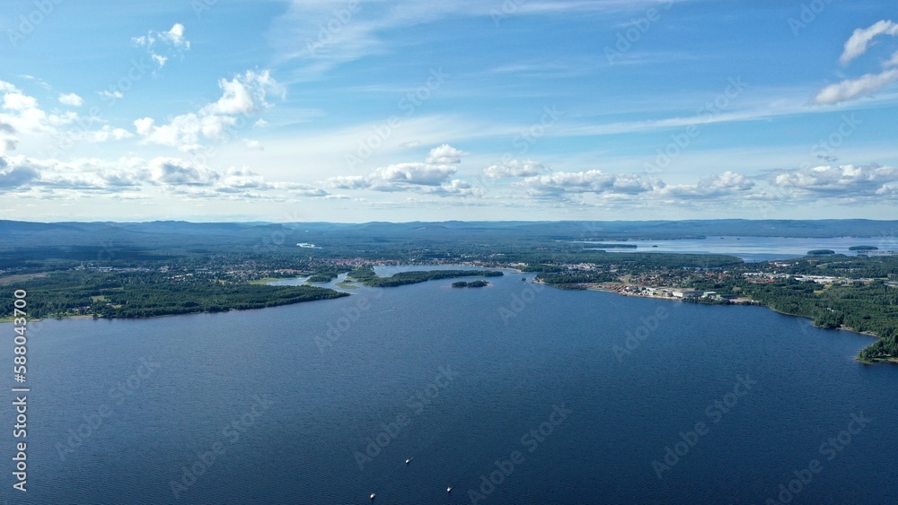 Fototapeta premium Survol du lac Siljan en Suède entre Rattvik et Mora