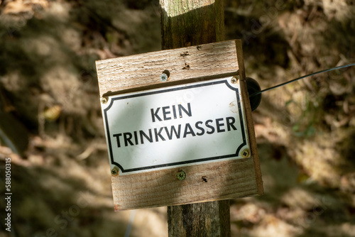 Kein Trinkwasser in deutscher Sprache auf ein Bleckschild gedruckt photo