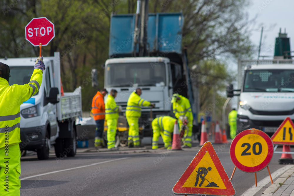 Obraz premium A group of construction workers are working on a road.