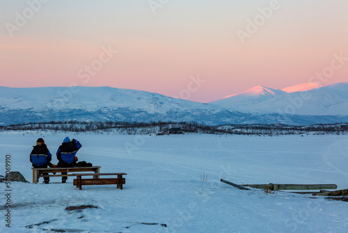 Abisko in Lapponia in Svezia. Tramonto al lago di Tornetrask ghiacciato. Sole, neve, ghiaccio, al circolo polare artico, un paesaggio del nord Europa