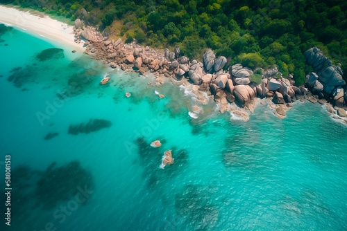 Praia paradisíaca com areia branca, mar azul turquesa e visão de drone