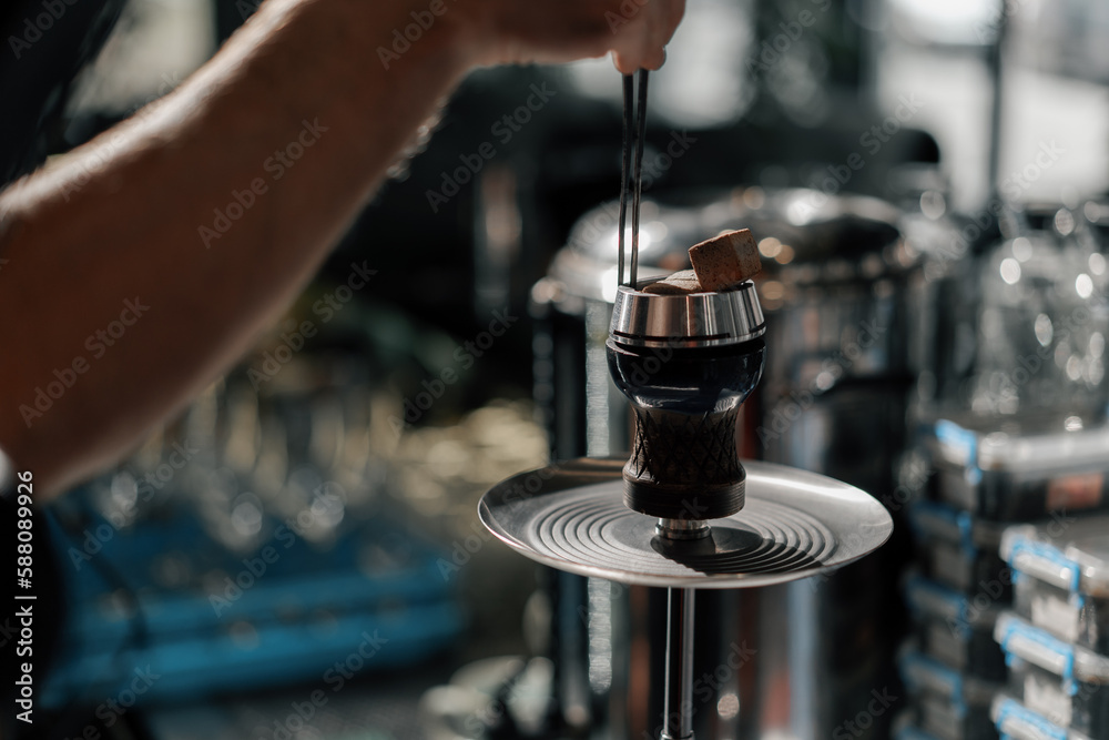 Foto de hookah bar man makes hookah process of making hookah for