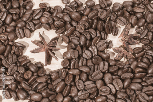 nasiona kawy i anyżu na jasnym drewnianym tle