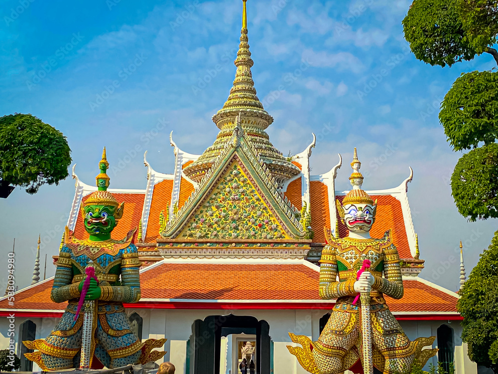 The visiting card of the capital of Thailand is the Buddhist temple Wat Arun, Temple of Dawn, which is located on the banks of the Chao Phraya River