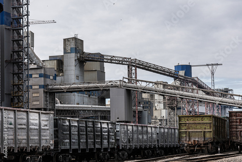 Industrial equipment, constructions, power machines in oil refinery plant © Дмитро Петрина