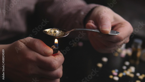 Foto addict preparing dose of crack