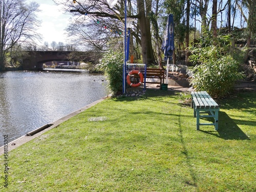 Gartengrundstück am Alsterkanal mit Bank 