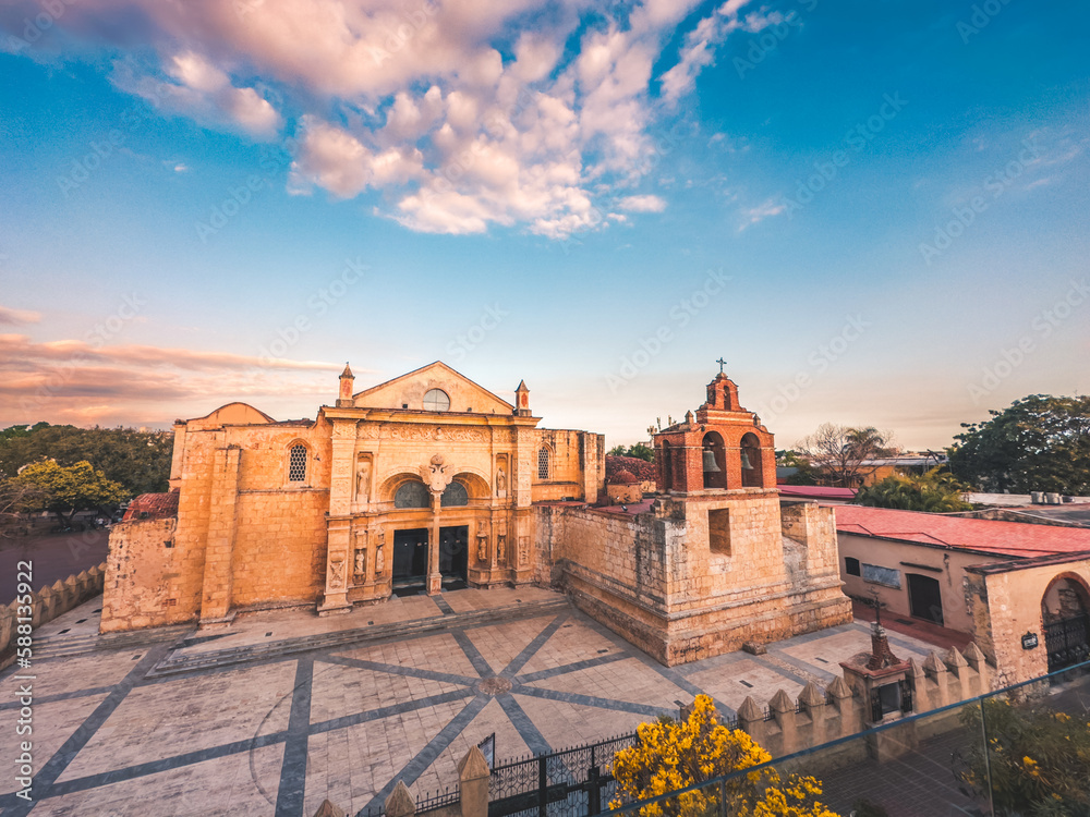 Atardecer en la Catedral Primada de America, Zona Colonial, Santo Domingo, República Dominicana.