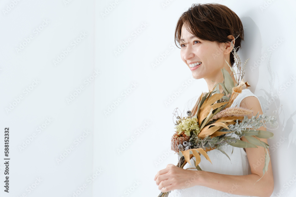 ドライフラワーを持つ若い女性 ドライフラワーを持つ若い女性