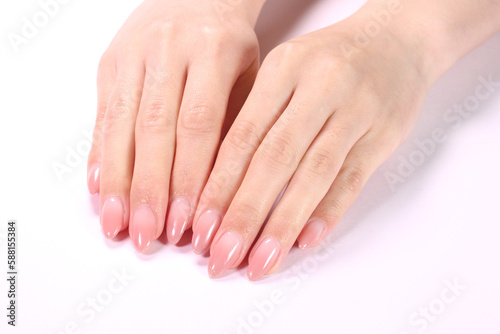 ネイルをした女性の手