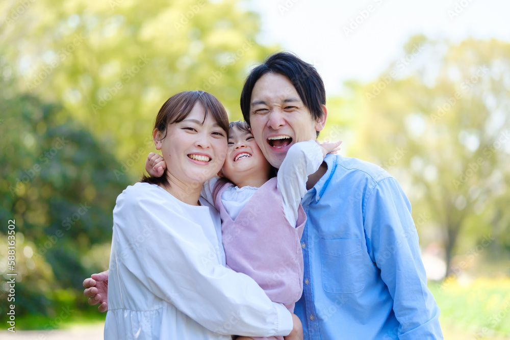Fototapeta premium 公園でリラックスする親子のポートレート