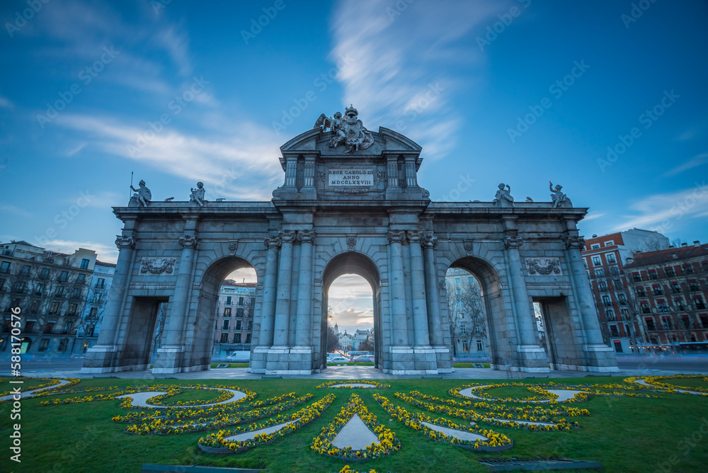 Obraz premium The Alcala Gate is a neoclassical monument located in the Plaza de la Independencia square in Madrid, the capital of Spain.