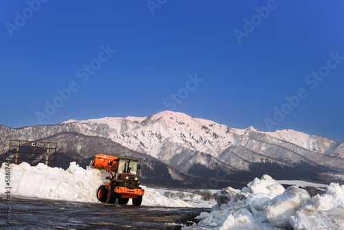 禿岳山麓の除雪仕様ホイルローダーによる公道の除雪作業