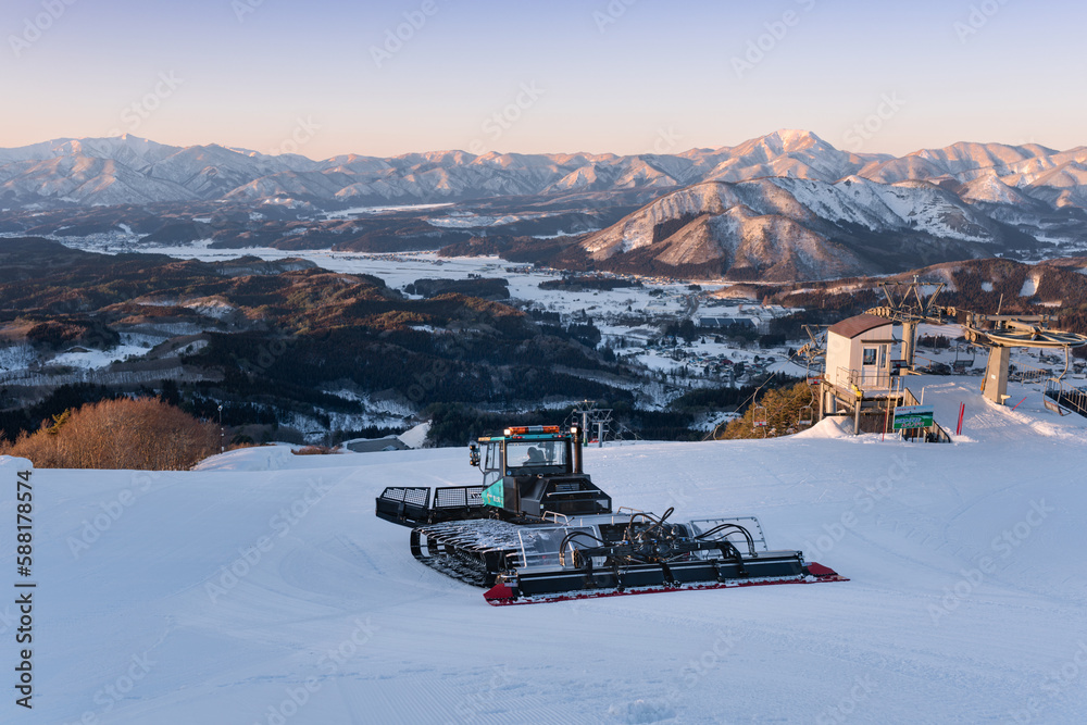 山形赤倉温泉スキー場夕焼けとゲレンデ整備 山形赤倉温泉スキー場夕焼けとゲレンデ整備