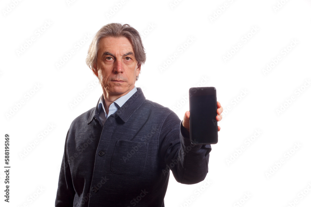 Naklejka premium An elderly man demonstrates the screen of his phone, holding it forward in his hand.