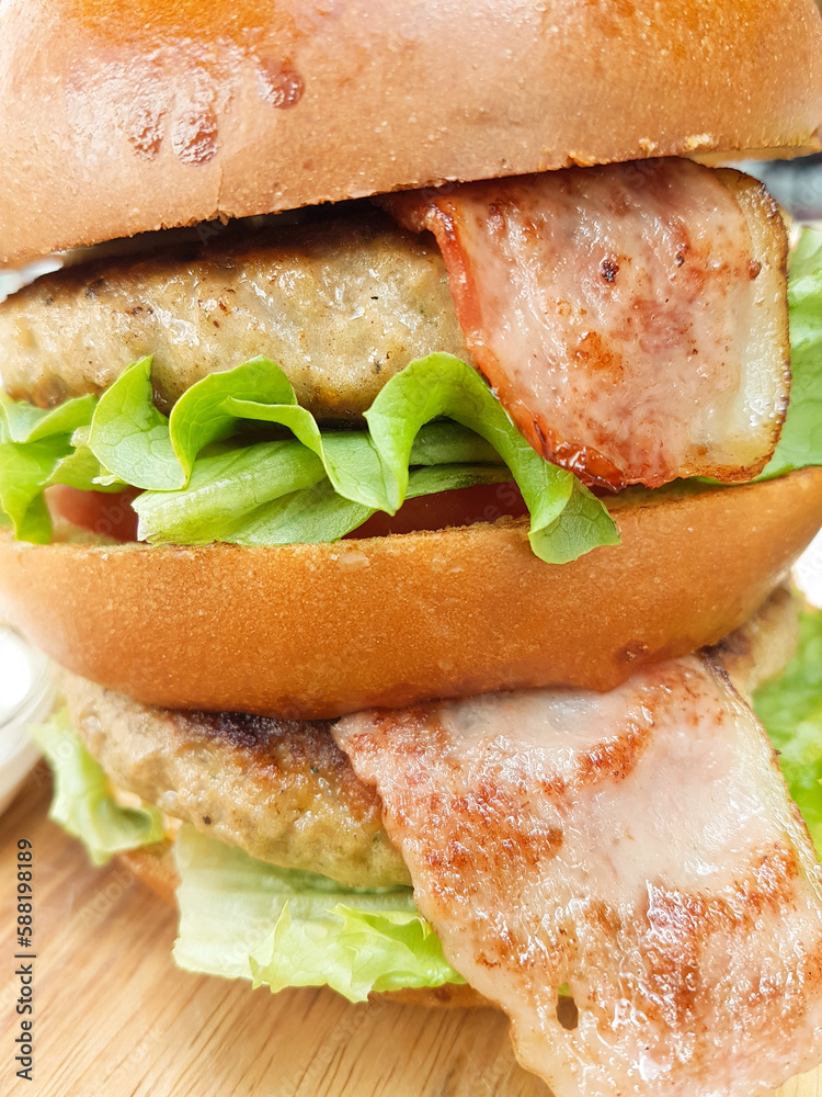 Obraz premium hamburger potatoes beef lettuce double big