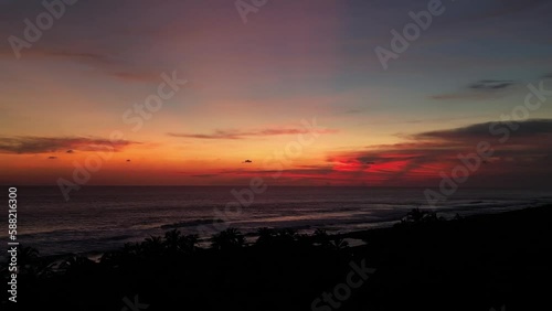 Video con atardecer fondo de mar y palmeras, tomado con DJI 