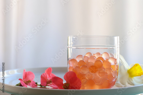 texture of bubble tea obtained by inverse spherification in a glass