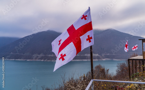 Fotografie Georgian flag at Zhinvali water reservoir in Zhinvali, Georgia