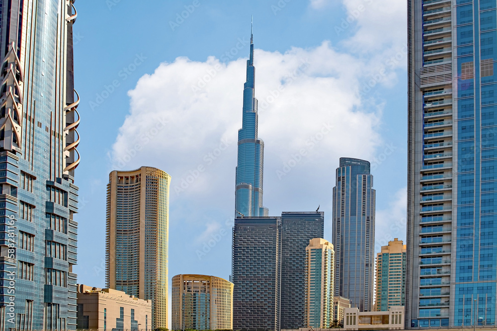 DUBAI, VAE  Das Panorama mit  den Wolkenkratzern der Innenstadt. 