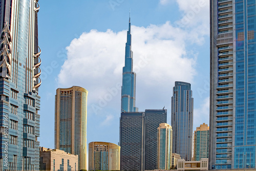 DUBAI, VAE Das Panorama mit den Wolkenkratzern der Innenstadt. 