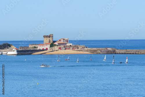 Voiliers devant le fort et la digue de Socoa, depuis Saint-Jean de Luz