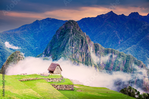 Obraz na płótnie Machu Picchu, Peru - Incan citadel with stunning ruins in Peruvian Andes Mountains. w salonie
